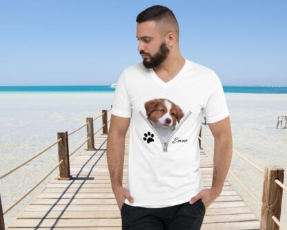 V-Ausschnitt Shirt mit Haustierfoto & Name – Reißverschluss Optik – personalisiertes Tierportrait Shirt Geschenk – Bild 8