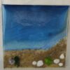 Strand und Meer auf Leinwand - 30x30 cm Epoxidharz-Kunstwerk mit Strand und Muscheln – Bild 2