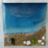 Strand und Meer auf Leinwand - 30x30 cm Epoxidharz-Kunstwerk mit Strand und Muscheln